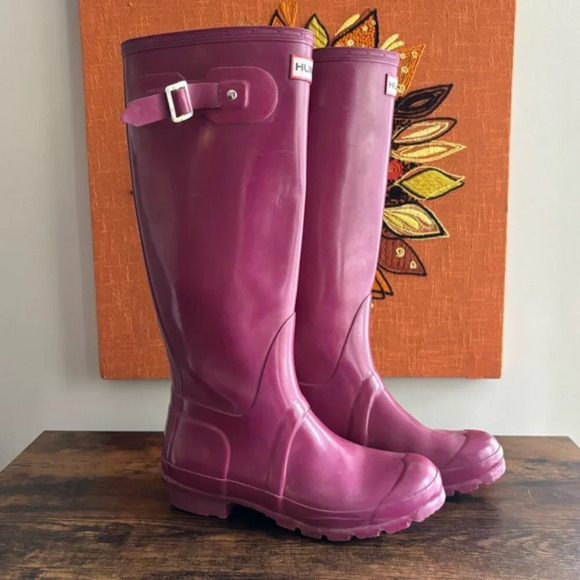 •SOLD•|Hunter | Tall Glossy Original Rain Boots in Plum, Size 6 - Picture 3 of 7